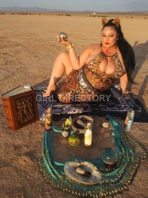 Julia Juggs photo 1