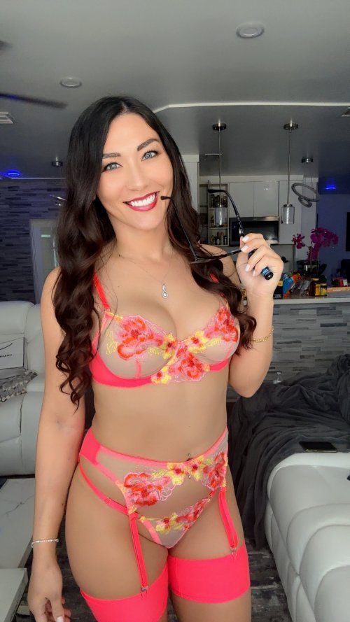 Naomi photo 23